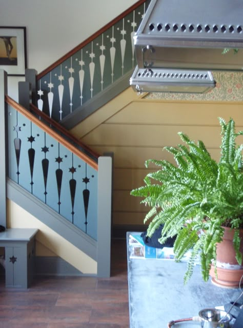 A cut out wooden bannister highlights a mud room.  Design by Connie Beale. Craftsman Railing, Repurposed Baluster Ideas, Bannister Ideas, Porch Balusters, Cottage Stairs, Wood Railing, Porch Railing, Interior Stairs, Railing Design