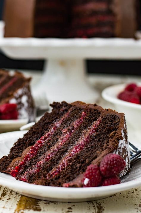 A beautiful layered dark chocolate raspberry cake with a fresh raspberry filling. this homemade cake is moist, rich and chocolatey. Iced with a silky chocolate ganache frosting and garnished with fresh raspberries. Chocolate Cake Raspberry Filling, Chocolate Cake With Raspberry Filling, Raspberry Cake Recipes, Dark Chocolate Raspberry, Raspberry Desserts, Ganache Frosting, Chocolate Raspberry Cake, Sweet Recipe, Raspberry Filling