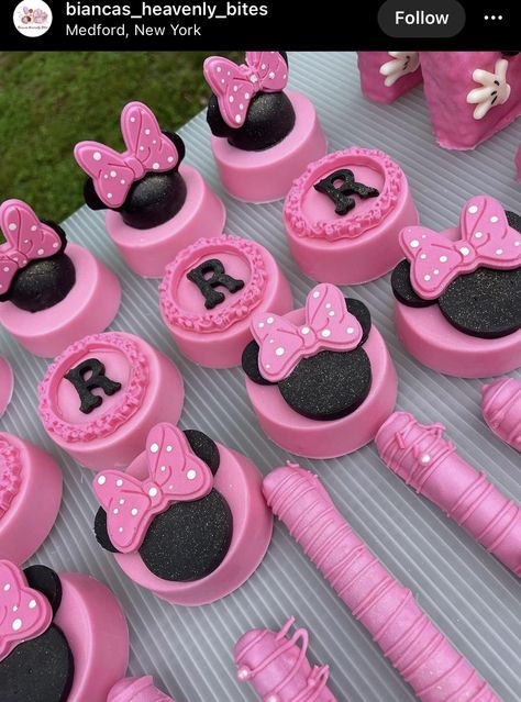 Minnie Mouse Chocolate Covered Oreos, Minnie Mouse Sweets, Minnie Mouse Pretzel Sticks, Minnie Chocolate Covered Oreos, Minnie Mouse Party Treats, Minnie Mouse Finger Foods, Minnie Mouse Oreos, Minnie Mouse Treat Ideas, Minnie Mouse Birthday Treats