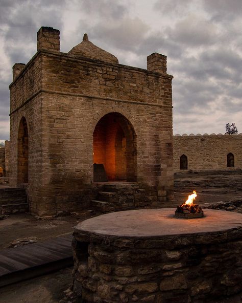 Zoroastrianism Aesthetic, Zoroastrianism Art, Dark Tourism, Hindu Religion, Temple Photography, Wedding Destinations, Royal Park, Fire Element, Baku Azerbaijan