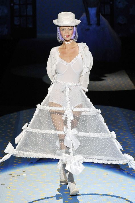 2000s designer work inspired by Crinoline period- This model in Betsey Johnson's Spring 2009 RTW fashion show is walking down the runway wearing a lovely, white bow-dazzled crinoline hoop skirt. Betsey Johnson Runway, Cage Skirt, Crinoline Dress, Hoop Dress, Crinoline Skirt, Hoop Skirt, Evolution Of Fashion, Betsy Johnson, Mode Inspiration