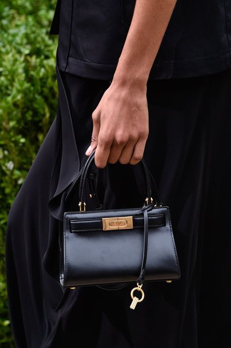 Tory Burch Spring '19 Tory Burch Bag Aesthetic, Handbag Brands, Statement Handbag, My Style Bags, Diy Leather Bag, Bag Obsession, Designer Purses, Buy Bags, Top Handbags