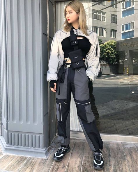 ˏˋ @vensooya ˎˊ˗ // © 𝙘𝙧𝙚𝙙𝙞𝙩 𝙩𝙤 𝙤𝙬𝙣𝙚𝙧 ! Tech Fashion Women, Techwear Outfits Women, Techwear Girl Outfit, Techwear Girl, Womens Techwear, Techwear Women, Cyberpunk Clothing, Techwear Outfits, Techwear Fashion