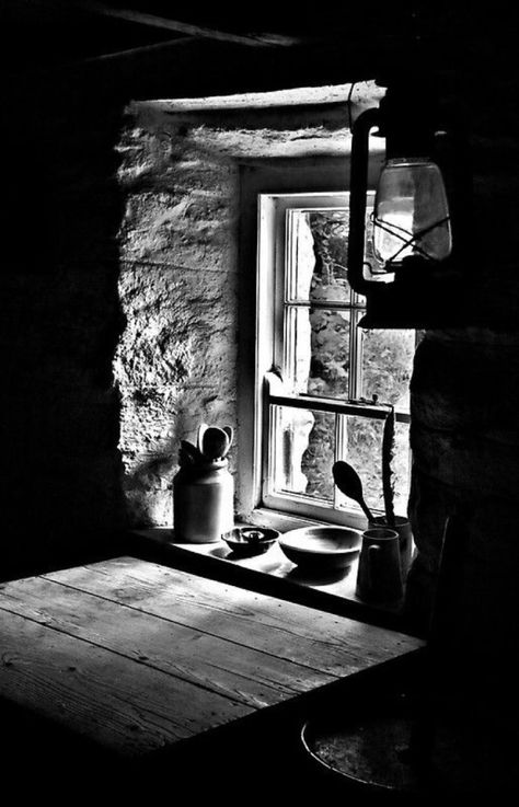 Cottage Windows, Irish Cottage, Foto Tips, Black N White Images, White Picture, Jolie Photo, Chiaroscuro, Black White Photos, Black N White