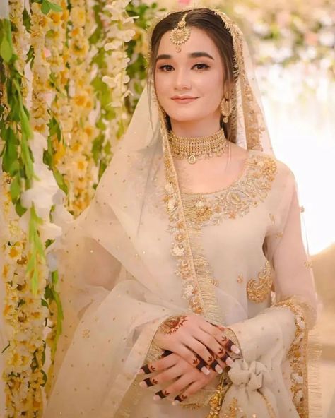 Simple Engagement Dress, Pakistani Bridal Hairstyles, Nikkah Bride, Nikah Outfit, Indian Bride Poses, Hijabi Brides, Bridal Makeup Images, Asian Bridal Dresses, Bridal Makeover