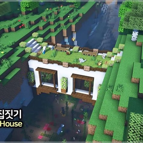 Are you searching for a Minecraft structure that can blend in with an environment that well? Then this Cute Ravine House is perfect for you! Are you enjoying the sight of and thrill of living above a super-deep ravine? Topped with an excellent exterior design and spacious interior, you'll never go wrong in choosing this kind of setup! So check it out now. Ravine House, Minecraft Decoration, Sejarah Asia, Rumah Minecraft Sederhana, Minecraft Structures, Minecraft Interior Design, Bangunan Minecraft, Minecraft House Plans, Minecraft Farm