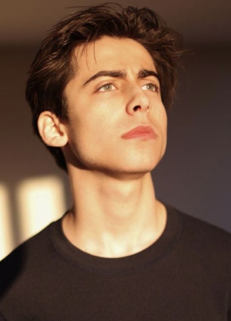 Fav Celebrities, Photographie Portrait Inspiration, Under My Umbrella, Ideal Boyfriend, Aidan Gallagher, The Perfect Guy, Six Feet Under, Umbrella Academy, Hot Actors