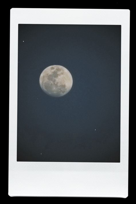 Moon Polaroid Aesthetic, Poloraids Pictures Aesthetic, Moon Polaroid, Sky Polaroid, Polaroid Landscape, Polaroid Aesthetic, Polaroid 600, Diy Room Decor For Teens, Birthday Captions Instagram