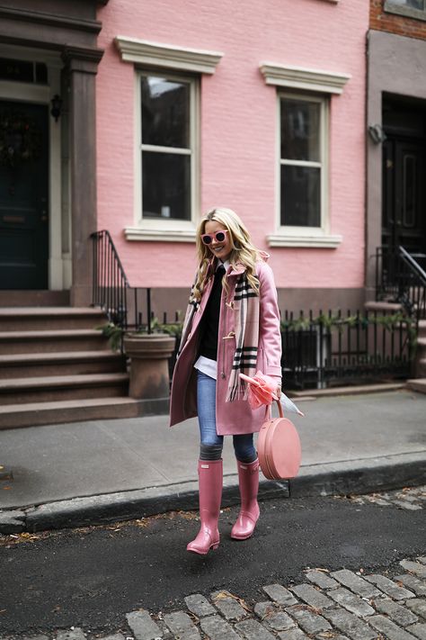 rainy day outfit ideas // how to wear pink in the rain // hunter boots, burberry Cozy Rainy Day Outfit, Everlane Bag, Rainy Day Outfits, Hunter Boots Outfit, Cozy Rainy Day, Scarf Burberry, Pink Rain, Rainy Day Fashion, Tennis Shoes Outfit