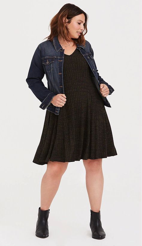 Plus Size Swing Sweater Dress - Plus Size Fall Casual Outfit Idea - Plus Size Fashion for Women - alexawebb.com #plussize #alexawebb Plus Size Fall Casual, Modest Plus Size Fashion, Plus Size Herbst, Silhouette Mode, Casual Outfit Idea, Look Plus Size, Peacoats, Plus Size Fall, Plus Size Models