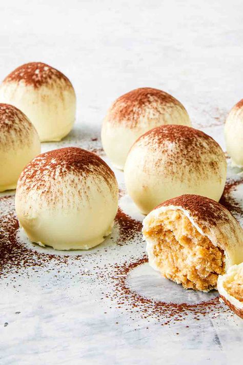 Dessert Truffle Recipes, Tiramisu Truffles Recipes, Truffels Recipes, Tiramisu Balls Recipe, Tiramisu Balls, Christmas Truffles Recipe, Elegant Christmas Desserts, Truffle Ideas, Tiramisu Truffles