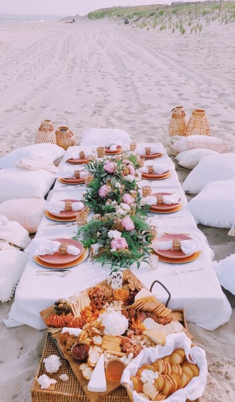 Beach Dinner Parties, Beach Picnic Party, 17. Geburtstag, Picnic Dinner, Picnic Birthday Party, Beach Dinner, Beach Birthday Party, Picnic Inspiration, Backyard Picnic