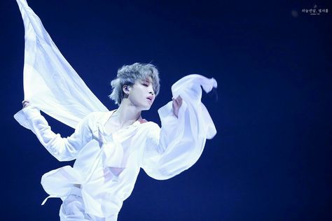 #BTS #JIMIN #JM #ParkJiMin #MMA #MELON_MUSIC_AWARDS #MELON #Angel #solodance #solo #I_Need_U #I#Need#U #Jimin Jimin Angel Aesthetic, Dancing Pics, Jimin Angel, Mini Albümler, Mma 2019, Angel Aesthetic, Song Time, Wedding Dress Trends, Pop Idol