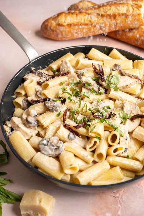 Pasta Milano is the best garlic cream sauce pasta! This Macaroni Grill copycat recipe is simple, creamy and easy to make. With roasted chicken, sun-dried tomatoes, mushrooms and rigatoni, Pasta Milano is perfect for lunch, dinner or a crowd. Macaroni Grill Chicken Marsala, Pasta Milano Macaroni Grill, Macaroni Grill Copycat Recipes, Garlic Cream Sauce Pasta, Pasta Milano, Chicken Milano, Macaroni Grill Recipes, Macaroni Grill, Cream Sauce Pasta