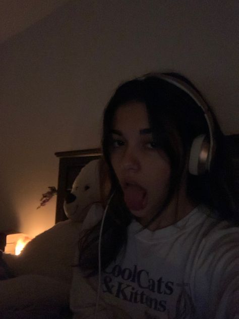 #aesthetic#headphones#coolcatsandkittens Aesthetic Headphones, Youtuber Dr, Girl With Headphones, Instagram Pose, Dark Hair, Black Hair, Avatar, Headphones, Human