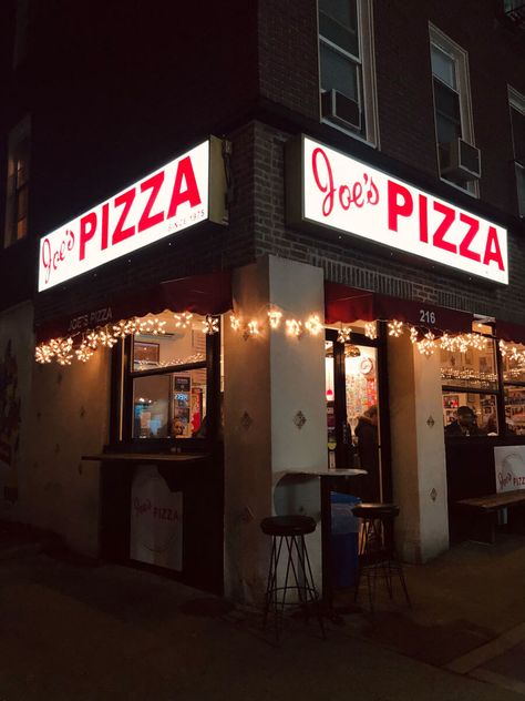 Williamsburg Brooklyn Aesthetic, New York Pizzeria, Brooklyn Aesthetic, Williamsburg Restaurants, Brooklyn Restaurants, Brooklyn Guide, Nyc Autumn, Brooklyn Pizza, Williamsburg Nyc