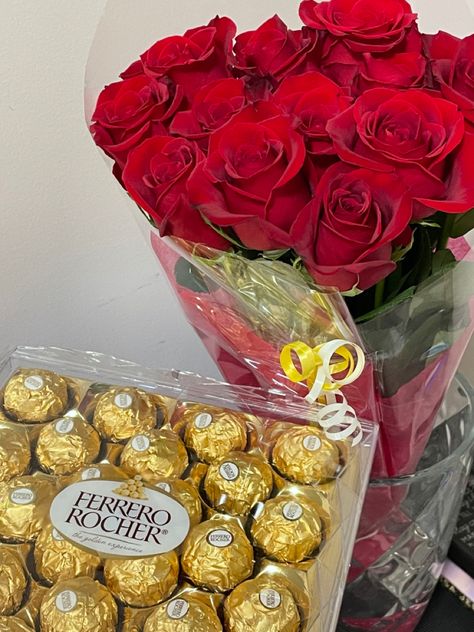 Flowers For Girlfriend, Chocolate Tumblr, Romantic Gifts For Girlfriend, Valentines Day Teddy Bear, Food Videography, Girlfriends Day, Red Roses Wallpaper, Birthday Fits, Red Rose Bouquet