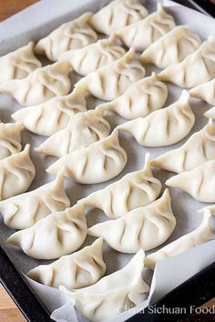 Korean Dumplings, Make Dumplings, Chicken Spring Rolls, How To Make Dumplings, Wonton Recipes, Homemade Dumplings, Chinese Dumplings, Dumplings Recipe, Dumpling Recipe