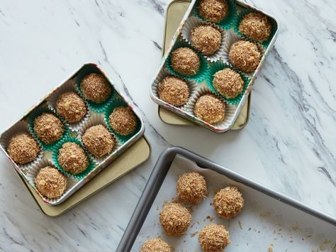 Baklava Truffles recipe  via Food Network Homemade Holiday Treats, Christmas Truffles, Truffles Recipe, Truffle Recipe, Homemade Holiday, Chocolate Bark, Edible Gifts, Seasonal Food, Fall Baking