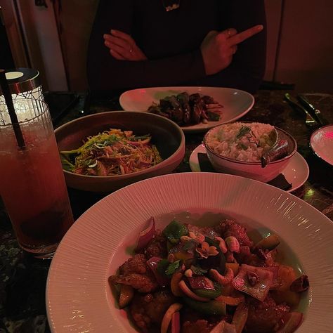 Food pic, Japanese, Thai, Chinese, friends, bestie, meal out, dim light, cocktails, drinks, going out, night life, social Chinese Food Date Night Aesthetic, Food Date Night, Food Date, Light Cocktails, Food Pic, Snap Story, Dim Light, Eat Together, Aesthetic Picture