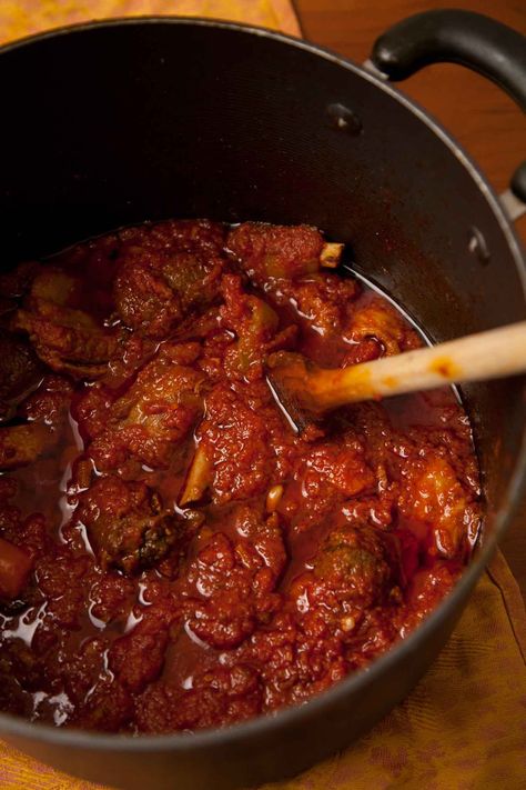 Il ragù napoletano, la ricetta scientifica Ragu Recipes, Beef Ragu Recipe, Ragu Recipe, Beef Ragu, Meat Sauce Recipes, Cooking Tomatoes, Homemade Lasagna, Slow Cooked Beef, Authentic Recipes