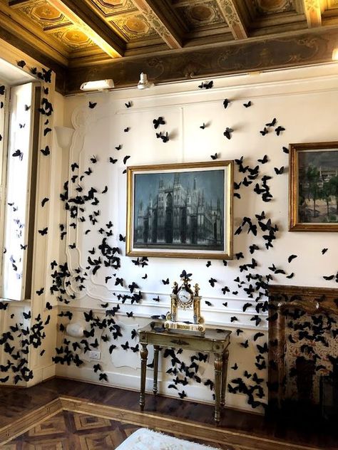 Porta Halloween, Dark Academia Room Decor, Dark Academia Room, Halloween Chic, Academia Room, Elegant Halloween Decor, Table Halloween, Halloween Decor Diy, Classy Halloween