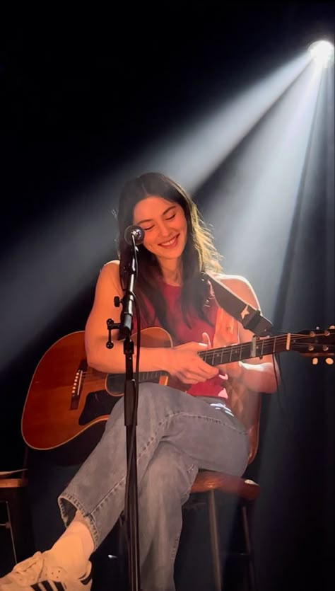 Gracie Abrams On Stage, Taygracie Wallpaper, Singer Girl Aesthetic, Gracie Abrams Guitar, Singer Aesthetic Stage, Gracie Abrams Cute, Gracie Abrams Wallpaper, Stage Mic, Taylor Lana