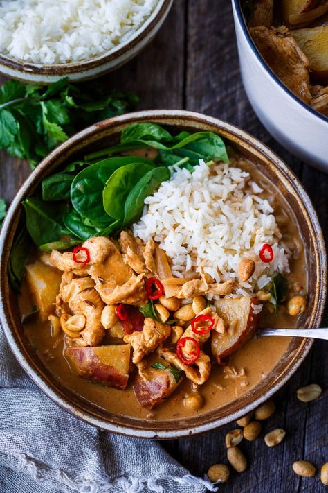 Easy Thai Massaman Curry is a rich and creamy dish, known for its complex flavors that blend sweet, savory, and spicy elements. Sweet Potato Massaman Curry, Masa Man Curry, Tofu Massaman Curry, Maesri Curry Recipes, Masman Curry Recipe, Massaman Curry Chicken, Graham Masala, Best Curry Recipe, Massaman Curry Recipe