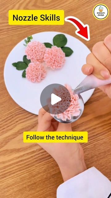 Pipping Flower Cake Designs, How To Make Flowers For Cakes, Easy Flower Piping, Cake Decorating Techniques Flowers, Easy Flower Cake Decorating, Buttercream Flowers Tutorial Step By Step, Petal Cake Design, Piping Flowers On Cake, Easy Cake Piping