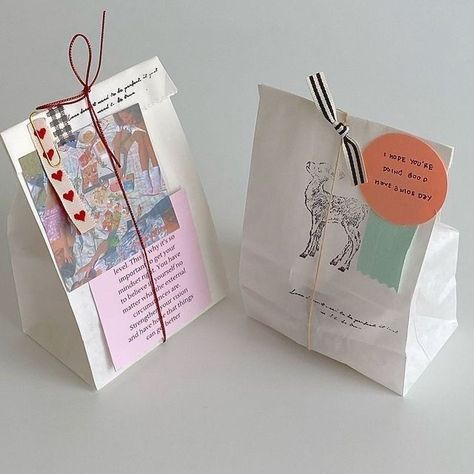 Branded Gift Ideas, Gift Wrapping Design, Gift Giving Aesthetic, Aesthetic Gift Wrapping Ideas, Aesthetic Gifts Ideas, Wrapping Gifts Ideas Creative, Gift Card Wrapping, Gifting Aesthetic, Gift Wrapping Ideas Creative