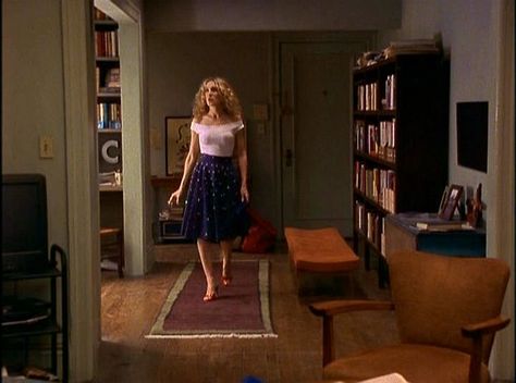 Carrie Bradshaw's apartment... Drool over that bookcase and organization of mags Carrie Bradshaw Apartment, Carrie Bradshaw Outfits, Carrie Bradshaw Style, Single Girl, Greenwich Village, Movie Sets, City Apartment, Sarah Jessica Parker, Carrie Bradshaw