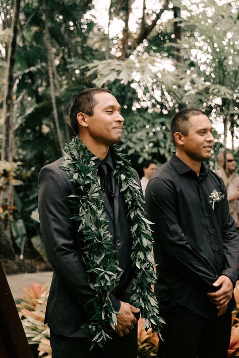 Hawaiian Groom Attire, Polynesian Wedding Ideas, Māori Wedding, Maori Wedding, Poly Wedding, Casual Groomsmen Attire, Samoan Wedding, Polynesian Wedding, Casual Groomsmen