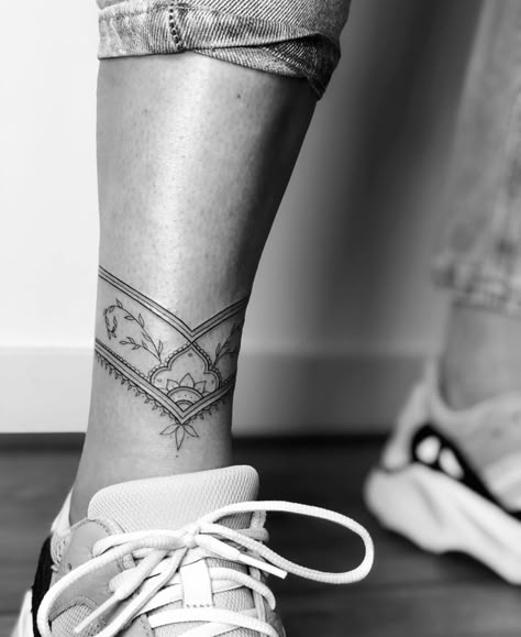 Ankle Tattoos For Women Wrap Around Line, Mandala Ankle Tattoo Wrap Around, Mandala Ankle Tattoo, Ankle Cuff Tattoo, Girl Stomach Tattoos, Ankle Band Tattoo, Tattoo Armband, Arm Wrap Tattoo, Mandela Tattoo