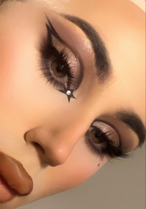 Eyeliner smokey eyes Rockstar aesthetic Smokey Eye Graphic Liner, Eye Makeup Rockstar, Hamilton Inspired Makeup, Maneskin Inspired Makeup, Maneskin Concert Makeup, Bold Graphic Liner, Metal Show Makeup, Chase Atlantic Makeup, Rock Star Makeup Eye