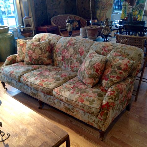 Floral Linen Sofa Old Floral Couch, Vintage Floral Living Room, Floral Couch Living Room Vintage, Vintage Floral Couch, Sofa Core, Cottage Sofas, Flower Couch, Oast House, Cottage Sofa