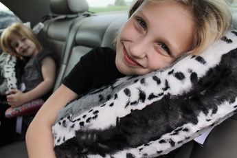 Car Seat Pillow Diy, Cuddle Corner, Travel Pillow Diy, Seatbelt Pillow, Sewing Closet, Kids Travel Pillows, Car Seat Pillow, Seat Belt Pillow, Travel Pillows