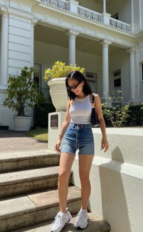 levis 501 mid thigh shorts paired with white ribbed tank top for summer outfit inspo Ribbed Top Outfit, White Crop Top Outfit, White Tank Top Outfit, Look Short Jeans, Looks Com Short, White Tops Outfit, Stone Shapes, Look Grunge, Top Summer Outfits