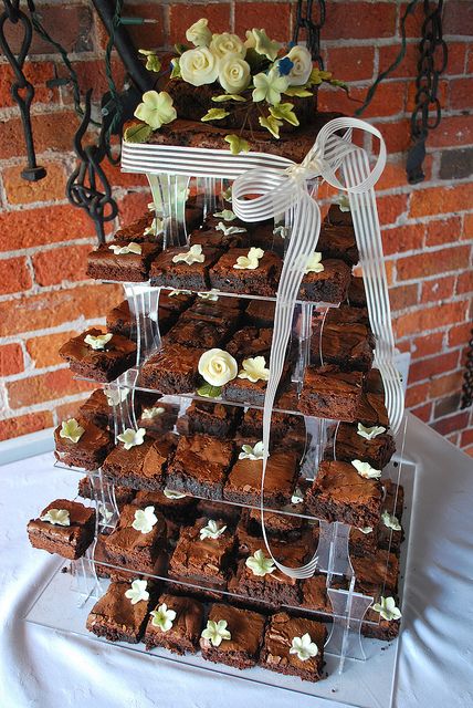 Brownie wedding cake inspiration Brownies Wedding, Brownie Wedding, Brownie Wedding Cakes, Brownie Tower, Brownie Cakes, Cake Alternatives, Wedding Brownies, Velvet Brownies, Alternative Wedding Cakes