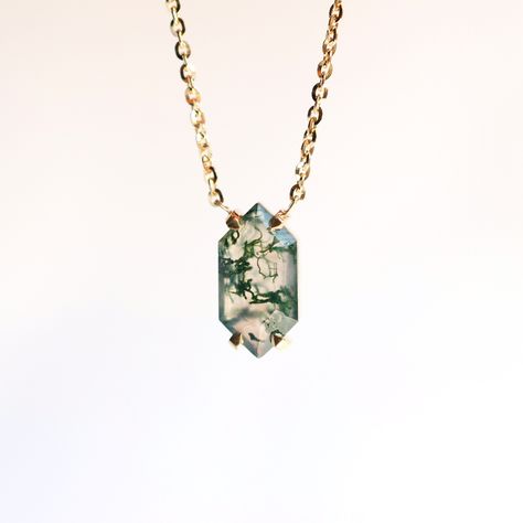 Unique hexagon moss agate necklace.  Moss agate, known as a stone of new beginnings, is prized for its resemblance to moss and other vegetation. This necklace is perfect for those seeking tranquility and emotional balance. See the matching bracelet with moss agate stone here: https://www.etsy.com/listing/1461316643 𝗗𝗘𝗧𝗔𝗜𝗟𝗦 𝗠𝗔𝗜𝗡 𝗦𝗧𝗢𝗡𝗘 𝗚𝗲𝗺𝘀𝘁𝗼𝗻𝗲: Moss Agate 𝗖𝗼𝗹𝗼𝗿: Green 𝗦𝗵𝗮𝗽𝗲: Hexagon 𝗖𝘂𝘁: Full  𝗠𝗲𝗮𝘀𝘂𝗿𝗲𝗺𝗲𝗻𝘁: 10x5 mm All moss agates are natural and han Moss Agate Necklace, Handmade Gold Necklace With Moss Agate, Elegant Moss Agate Pendant Necklace, Green Moss Agate Necklace Nature-inspired, Unique Moss Agate Pendant Necklace, Nature-inspired Moss Agate Necklace For Healing, Moss Agate Jewelry, Stone Pictures, Agate Necklace