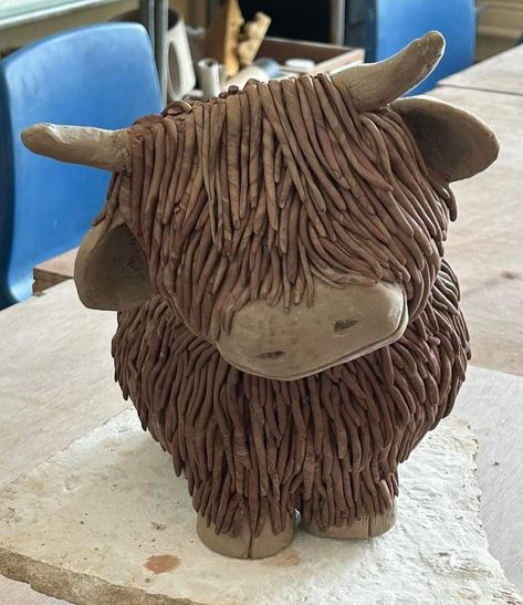 Ceramic Cows Pottery, Ceramic Animal Ideas, Animal Bust Sculpture, Highland Cow Pottery, Clay Sculpture Ideas For Beginners Easy, Pottery Sculpture Ideas, Pottery Wheel Diy, Ceramic Monsters, Ceramic Cow