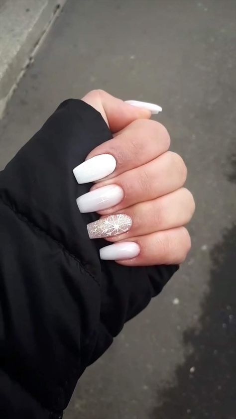 Off White Christmas Nails, White Nails Acrylic Inspiration, Christmas White Nails Acrylic, White Xmas Nails Short, Milky White Winter Nails, White Christmas Nails Snowflakes, White Winter Nails Coffin, Winter Nail Designs White, Milky Winter Nails