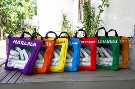 Tas unik bentuk kaleng kerupuk. Ukuran 35 x 35 x 6. Harga Rp 155.000. WA for order 085786311905 Garden Tote, Life Style