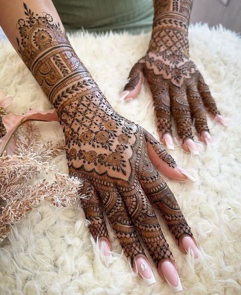 Henna designs Wedding Henna Designs, Front Mehndi Design, Tato Henna, Mehndi Designs Bridal Hands, Legs Mehndi Design, Design Henna, Latest Henna Designs, Bridal Henna Designs, Mehndi Design Pictures