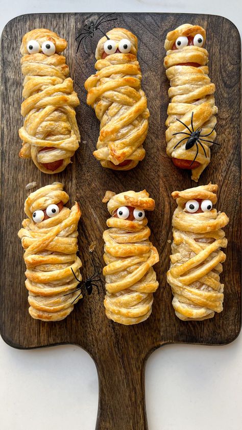 Mummy Hotdogs are a simple, creative, and delicious way to add some spooky fun to your Halloween party or family dinner. Halloween Sausage Ideas, Halloween Themed Mexican Food, Salty Halloween Food, Cheap Halloween Food Ideas Parties, Cute Halloween Dinner Ideas, Savoury Halloween Party Food, Halloween Main Dishes Ideas, Halloween Nibbles, Spooky Foods For Halloween Party