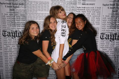 Taylor Swift With Fans Rep Room, Taylor Swift Rep Room, Rep Room, Taylor Swif, Class Reunion, Fan Picture, Red Taylor, Taylor Swift Songs, Taylor Swift Fan