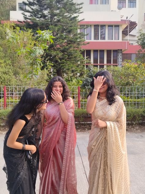 Tri Poses, Trio Saree Poses, Sarees For College Fest, Trio Friends Photo Ideas, Sister Photoshoot Poses Indian, Saree Poses With Friends, Sari Pose, Farewell Outfits, Bestie Poses