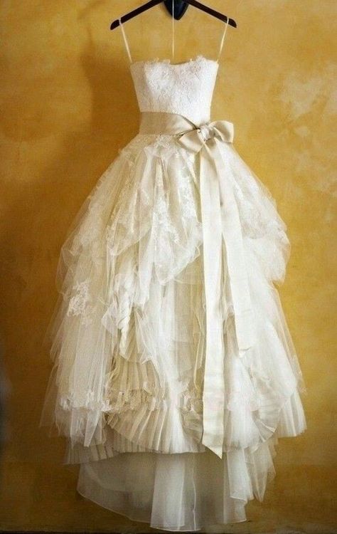 Tigerlilly Quinn: Wedding dresses for under £250, Etsy wedding dress Elegant Wedding Dress, Beautiful Wedding Dresses, Mode Vintage, Wedding Dresses Vintage, Vera Wang, Wedding Bells, Dream Dress, Wedding Gown, Unique Weddings