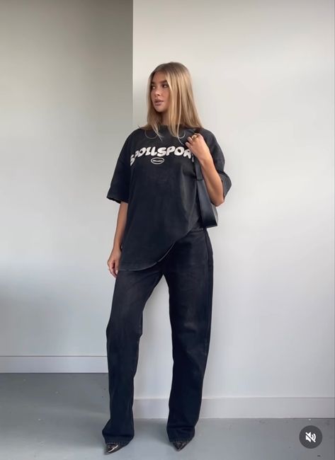 Oversized Black Tee Outfit, Black Tee Outfit, Styling Moodboard, Cap Outfits For Women, Jess Hunt, Cap Outfit, Uni Outfits, Womens Style, Grown Women