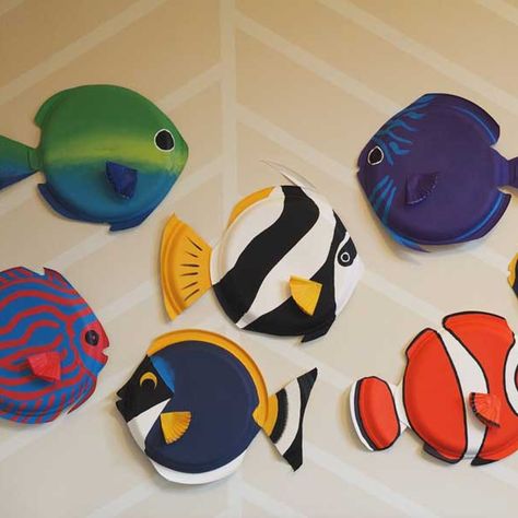 There’s oceans of fun to be had with these easy paper plate fish Paper Plate Jelly Fish Craft, Paper Plate Sea Creatures, Clown Fish Craft, Sea Creature Craft, Paper Plate Decorations, Ocean Themed Crafts, Paper Plate Fish Craft, Plate Fish Craft, Fish Crafts For Kids