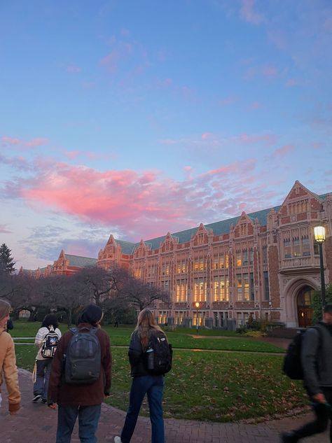 Uw University Of Washington, U Of Washington, Washington University Aesthetic, Pretty Universities, Uw Aesthetic, American College Aesthetic, University Of Washington Aesthetic, University Life Aesthetic, U Washington